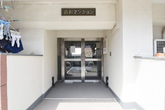 【エントランス】 | マンションの正面エントランス。出入りする人間を癒してくれるマンション入り口であり、その建物の「顔」でもあります。～即日のご見学可能～　お問合せはお気軽にどうぞ。