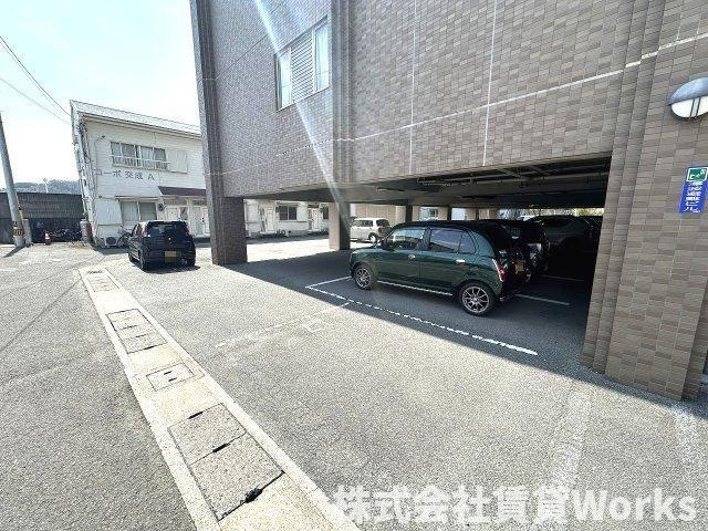 ル・モンド交成の駐車場|車をお持ちの方に嬉しい駐車場付きの物件です