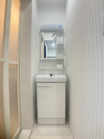 メゾン・ド・ルミエール国府台の独立洗面台