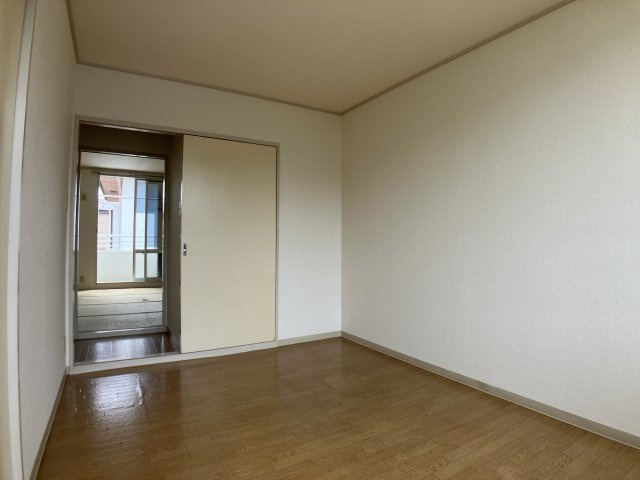 ドミール北国分の洋室
