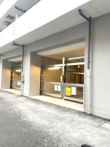 アドバンス江坂ラシュレの駐車場