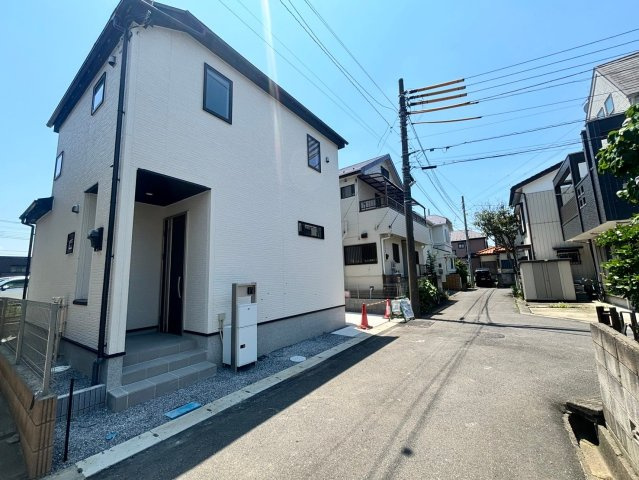 越谷市宮本町3丁目　新築戸建ての前面道路含む現地写真