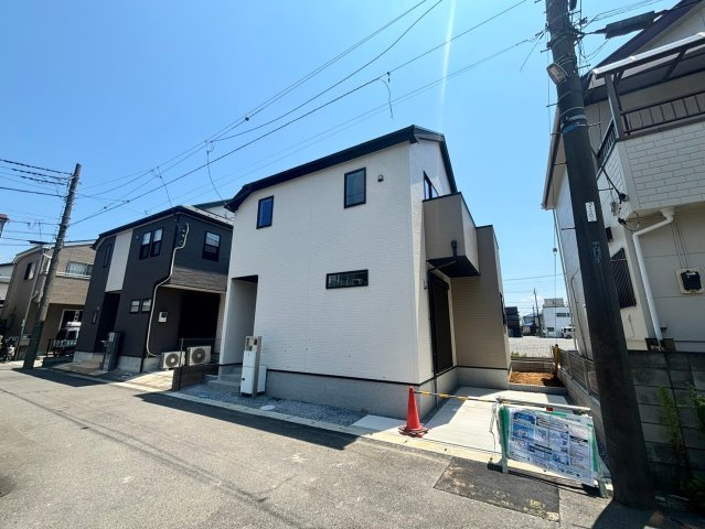 越谷市宮本町3丁目　新築戸建ての前面道路含む現地写真