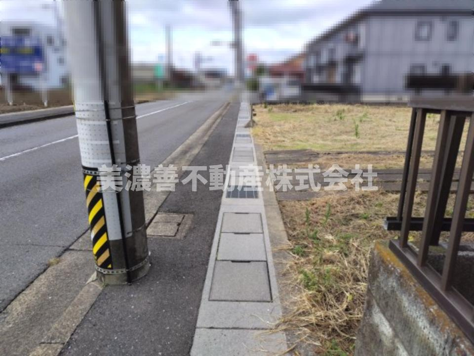 ６２１１５　岐阜市萱場東町８丁目土地の前面道路含む現地写真