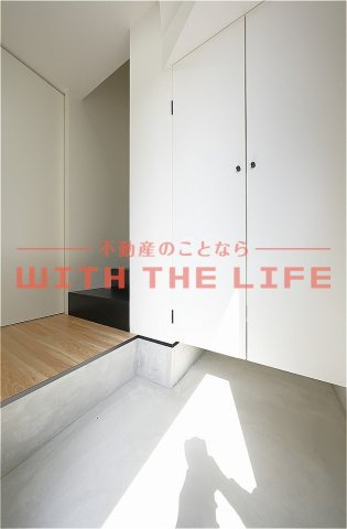 RENATUS　VERITE（リナトゥスベリテ）【キャッシュバック対象物件】の玄関|明るい玄関です