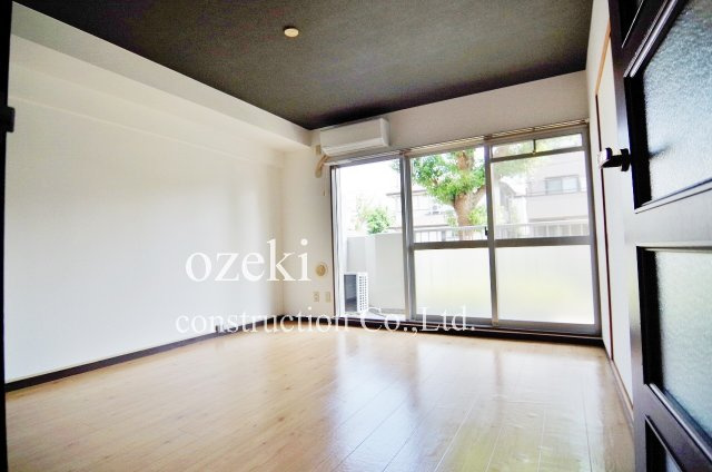 ビューラー千間台の居間・リビング