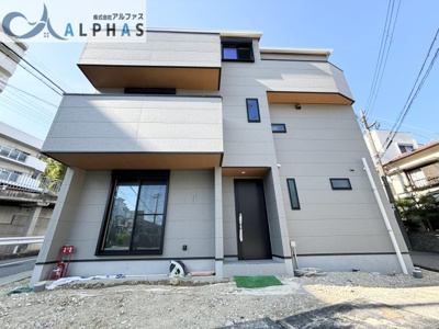 【外観】 | 神戸市垂水区千代が丘1丁目　新築戸建 | 現地外観写真♪間もなく完成♪
令和6年7月完成予定です♪
シックでカッコいい外観♪