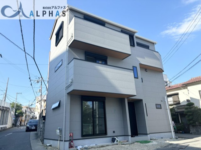 【外観】 | 神戸市垂水区千代が丘1丁目　新築戸建 | 現地写真♪三方角地の立地！
現在外構工事中♪