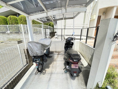【その他共用部分】 | プーラヴィーダ | 屋根付きの駐輪場があるので雨が降っても安心です☆自転車やバイクがあれば通勤・通学、お買い物にも便利です☆(バイクは50ccまで)