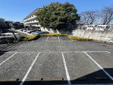 リーデンススクエア高幡不動の駐車場
