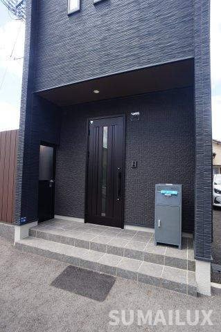 熊本市東区八反田２丁目の一戸建てのエントランス