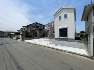 【前面道路含む現地写真】 | 駐車場3台分以上確保＆庭も広々しており、ゆったりした暮らしが叶います。
現地(2024年6月撮影)