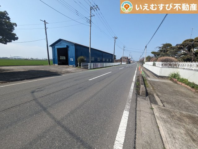 行田市犬塚　中古戸建の前面道路含む現地写真
