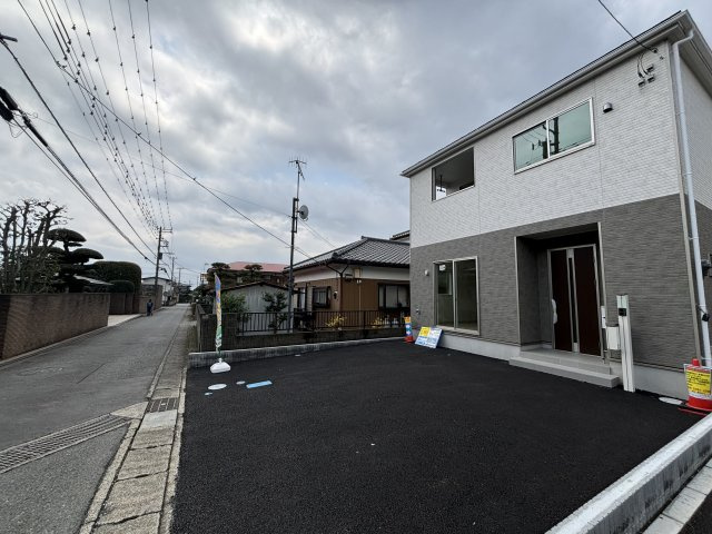 愛甲郡愛川町中津　最終1棟の前面道路含む現地写真