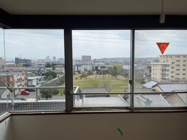 アルページュ二の宮の展望|南×西の角部屋洋室の南側の眺望です。目の前が公園なので、高い建物が建つ可能性が低いです(^^)/