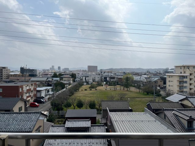 アルページュ二の宮の展望|メインバルコニー（南向き）からの眺望です。目の前には公園が見えます。緑が入る眺望は心を落ち着かせてくれてリラックス効果がありますね(^^)/