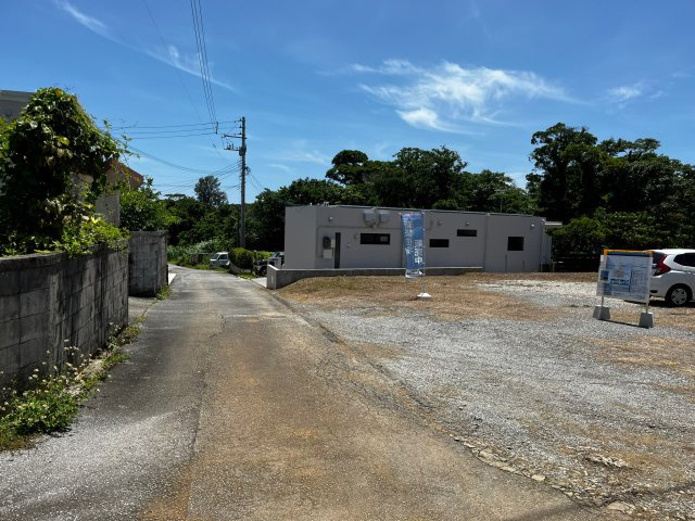 読谷村座喜味　売地の前面道路含む現地写真|A、B号地側前面道路