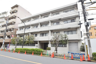 【外観】 | 手入れの行き届いた外壁やエントランスなど、「見ればわかる」レベルで清潔感を保ったマンションです。築年数を感じさせない姿で皆様をお出迎えします。～即日のご見学可能～　お問合せはお気軽にどうぞ。
