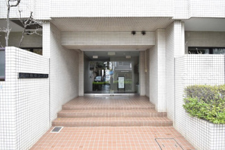 【エントランス】 | お客様を、そして住人を出迎えてくれるマンションのエントランス。ゴミが落ちていないことからも、管理状態の良さや住民の節度の高さが見て取れます。～即日のご見学可能～　お問合せはお気軽にどうぞ。
