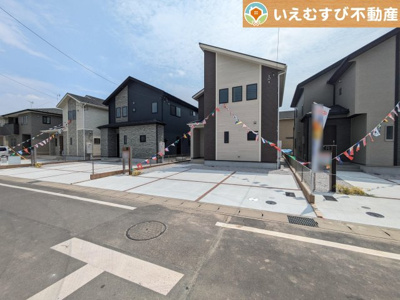 【駐車場】 | BLOOMING GARDEN　太田市亀岡町 | 並列3台駐車可能なゆとりのカースペース
複数台車をお持ちでも、お友達が遊びに来てもゆとりの駐車スペース！