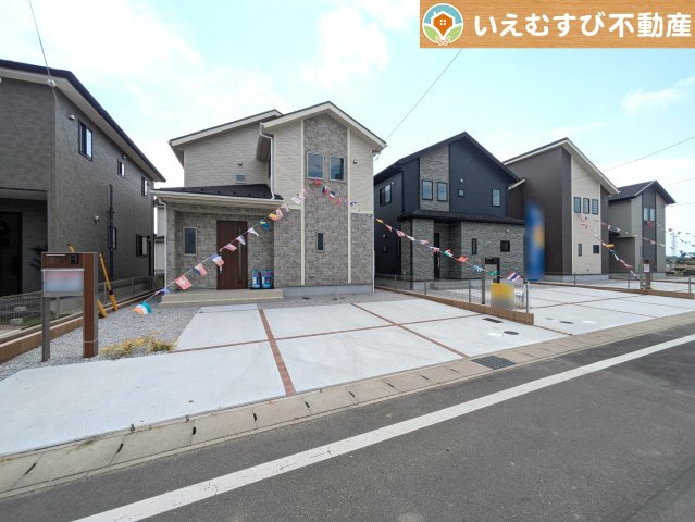 BLOOMING GARDEN　太田市亀岡町の駐車場|並列3台駐車可能なゆとりのカースペース
複数台車をお持ちでも、お友達が遊びに来てもゆとりの駐車スペース！