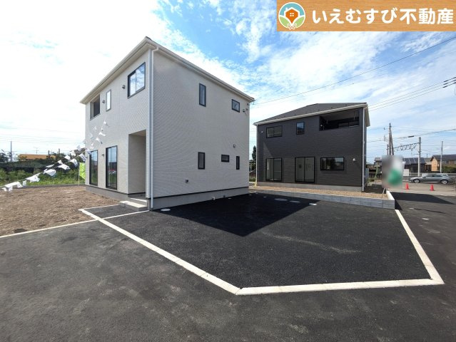 Cradle garden　太田市細谷町第2の駐車場|並列3台駐車可能なゆとりのカースペース
複数台車をお持ちでも、お友達が遊びに来てもゆとりの駐車スペース！