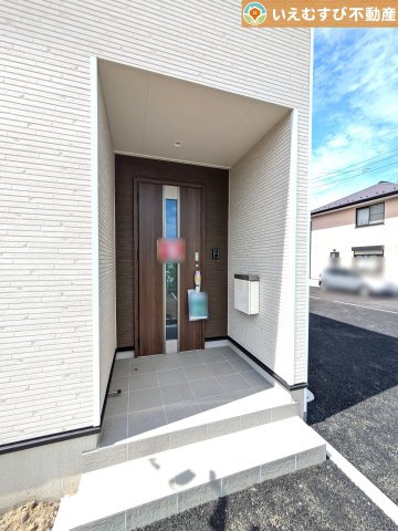 Cradle garden　太田市細谷町第2のエントランス|落ち着いた色づかいのエントランス
駐車場からアクセスの良いエントランス。雨の日や荷物が多くても安心の動線♪