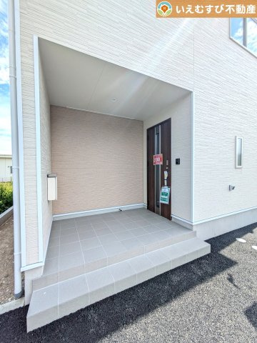 Cradle garden　太田市細谷町第2のエントランス|ゆとりの広さのポーチ
雨に日でも落ち着いて鍵の開け閉めが出来るゆとりの広さ。駐車場からのアクセスも良好♪