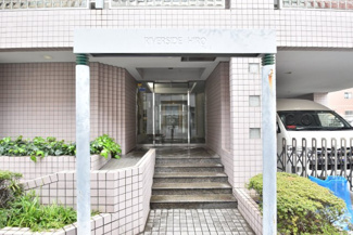【エントランス】 | お客様を、そして住人を出迎えてくれるマンションのエントランス。ゴミが落ちていないことからも、管理状態の良さや住民の節度の高さが見て取れます。～即日のご見学可能～　お問合せはお気軽にどうぞ。
