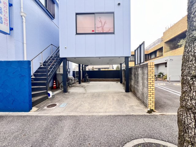 上六名4丁目貸店舗の駐車場