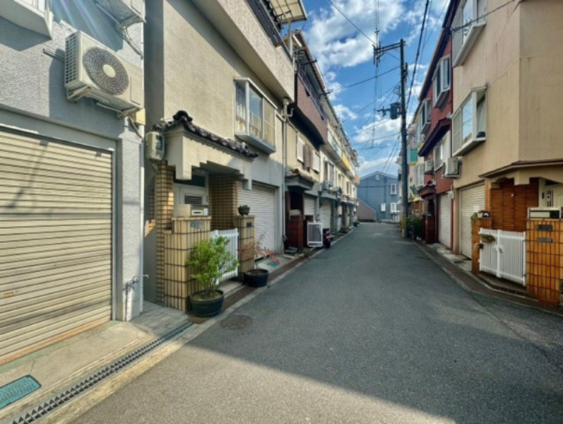 大東市三箇五丁目中古戸建の前面道路含む現地写真