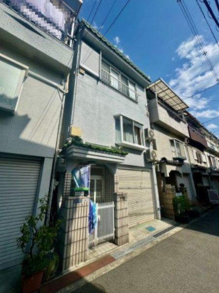 大東市三箇五丁目中古戸建の前面道路含む現地写真