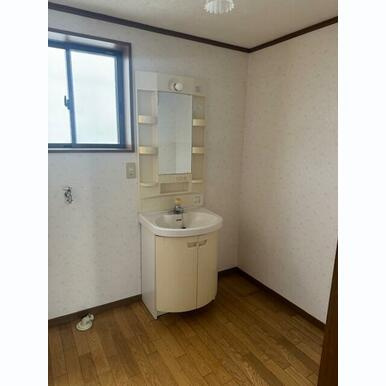 荘島貸家の洗面所|広い洗面スペース