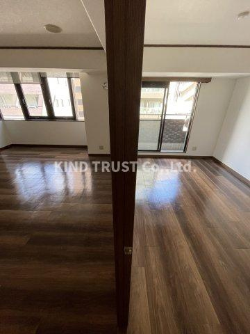 フロンティア天満の居間・リビング|ゆったりとした居間です