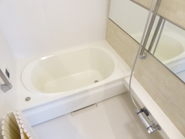 乾燥機、追い焚き付きの浴室です♪