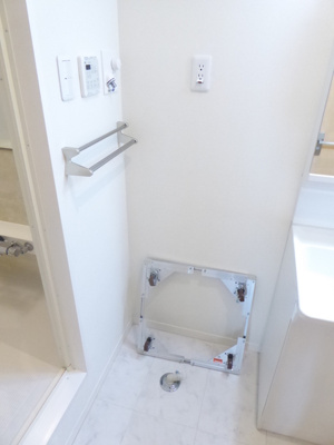 脱衣場の洗濯機置き場です♪
