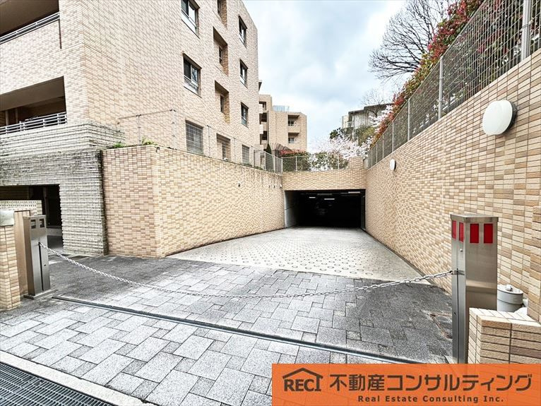 岡本ハウベスの駐車場