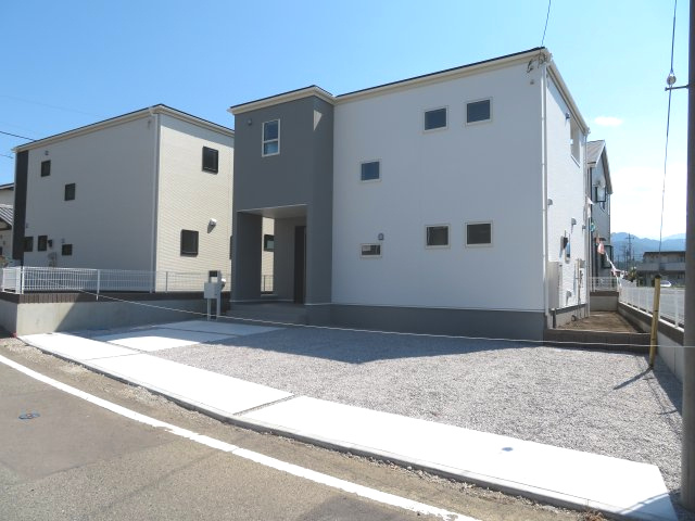 高崎市吉井町塩川（全4棟）1号棟の外観|隣地との距離も保ちながらも綺麗な街並みに溶け込みました！
駐車スペースやお庭も十分に確保しています！