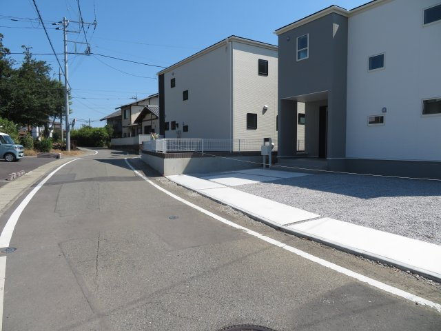 高崎市吉井町塩川（全4棟）1号棟の前面道路含む現地写真