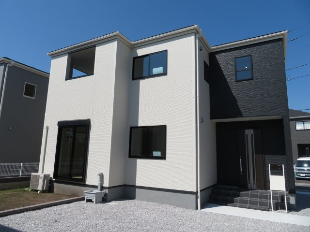 高崎市吉井町塩川（全4棟）2号棟の外観|隣地との距離も保ちながらも綺麗な街並みに溶け込みました！
駐車スペースやお庭も十分に確保しています！