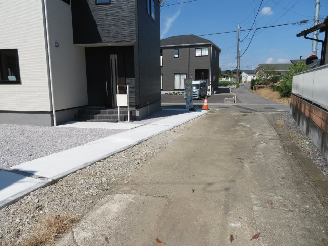 高崎市吉井町塩川（全4棟）2号棟の前面道路含む現地写真