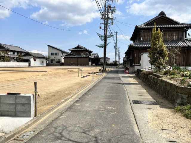 鈴鹿市甲斐町 分譲地 【全4区画】の前面道路含む現地写真
