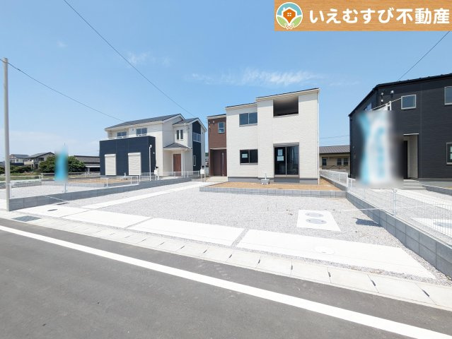Livele Garden.S　太田第11下田島の駐車場|並列4台駐車可能なゆとりのカースペース
複数台車をお持ちでも、お友達が遊びに来てもゆとりの駐車スペース！
