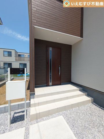 Livele Garden.S　太田第11下田島のエントランス|雨が防げる広々エントランス
駐車場からアクセスの良いエントランス。雨の日や荷物が多くても安心の動線♪