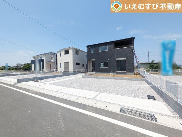Livele Garden.S　太田第11下田島の駐車場|並列4台駐車可能なゆとりのカースペース
複数台車をお持ちでも、お友達が遊びに来てもゆとりの駐車スペース！