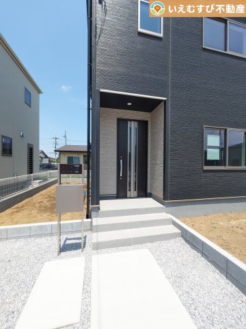 Livele Garden.S　太田第11下田島のエントランス|落ち着いた色づかいのエントランス
駐車場からアクセスの良いエントランス。雨の日や荷物が多くても安心の動線♪