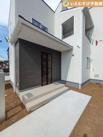 Livele Garden.S　熊谷中西第2のエントランス|落ち着いた色づかいのエントランス
駐車場からアクセスの良いエントランス。雨の日や荷物が多くても安心の動線♪