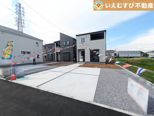Livele Garden.S　熊谷中西第2の駐車場|並列3台駐車可能なゆとりのカースペース
複数台車をお持ちでも、お友達が遊びに来てもゆとりの駐車スペース！