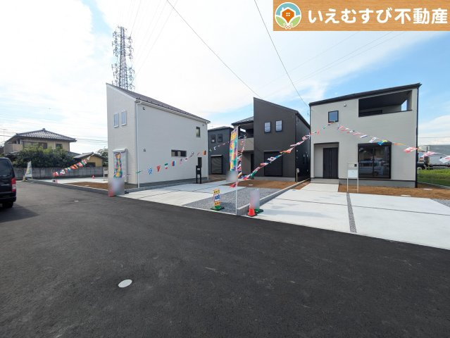 Livele Garden.S　熊谷中西第2の前面道路含む現地写真|整備されたばかりの綺麗な道路
ゆとりの広さの道路に面しているのでお車の駐車も楽々、すれ違える広さが嬉しい！