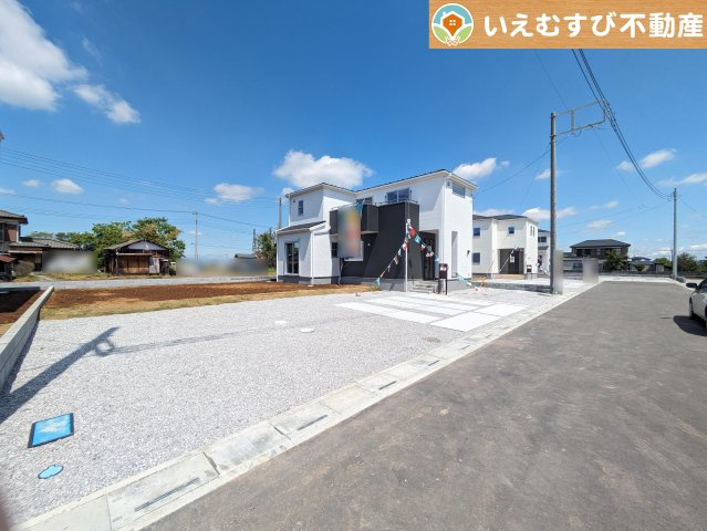 Livele Garden.S　鴻巣関新田の駐車場|並列3台駐車可能なゆとりのカースペース
複数台車をお持ちでも、お友達が遊びに来てもゆとりの駐車スペース！